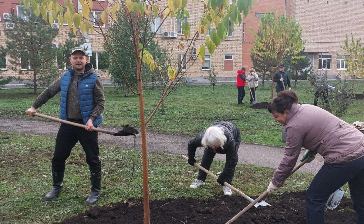 Сегодня депутаты и сотрудники аппарата горсовета приняли участие в осеннем общегородском субботнике Сегодня депутаты и сотрудники аппарата горсовета приняли участие в осеннем общегородском субботнике