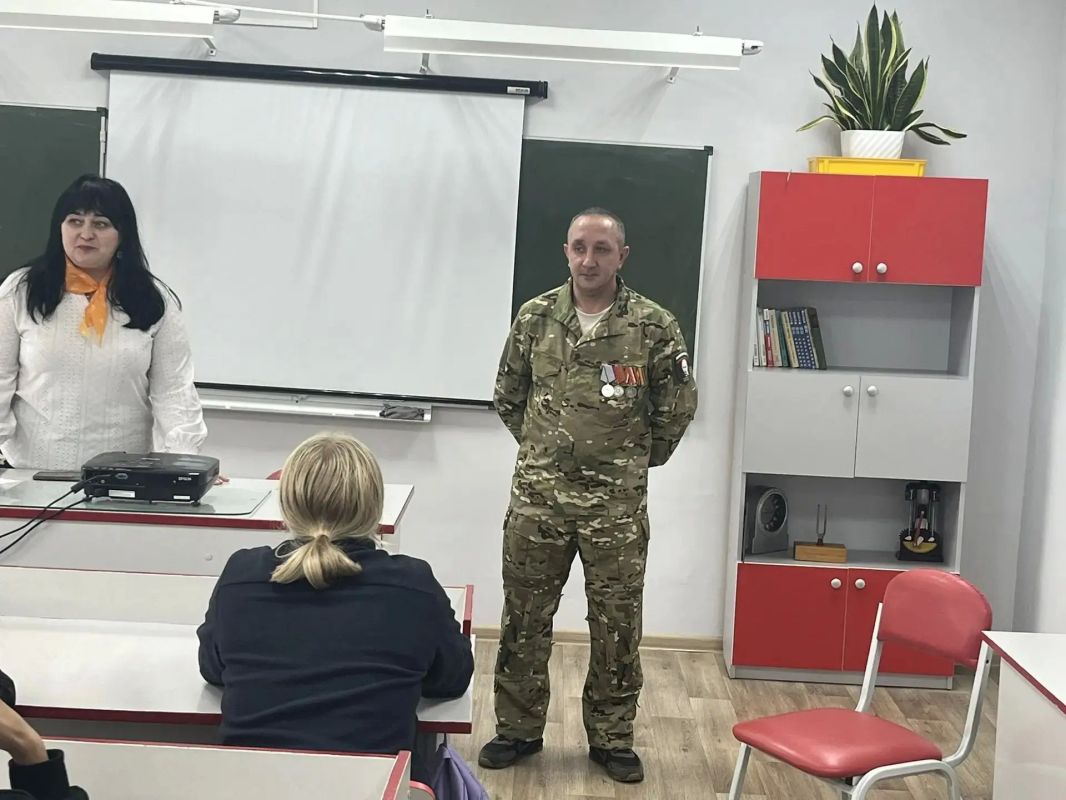 Диалог о мужестве: в Тинской школе №3 прошла «Классная встреча» Диалог о мужестве: в Тинской школе №3 прошла «Классная встреча»