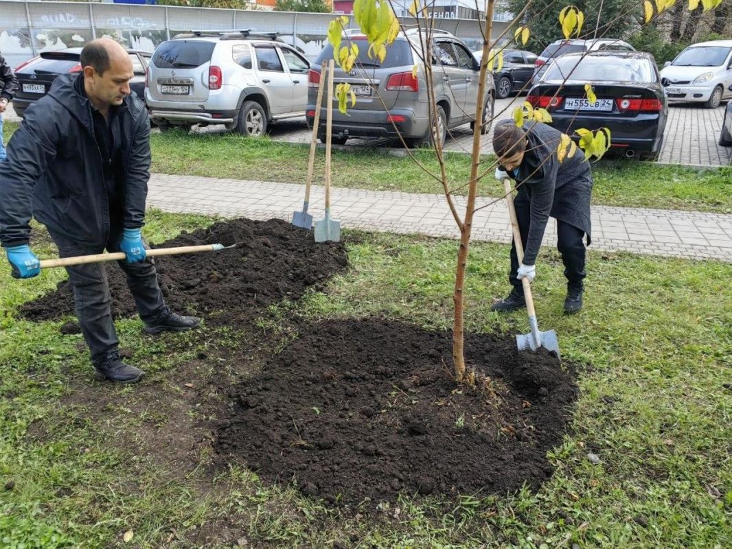 Сегодня депутаты и сотрудники аппарата горсовета приняли участие в осеннем общегородском субботнике Сегодня депутаты и сотрудники аппарата горсовета приняли участие в осеннем общегородском субботнике