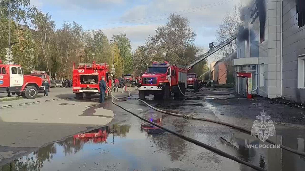 Торговый центр горит на пл. Карла Маркса в городе Назарово (Красноярский край)