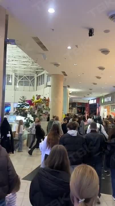 Эвакуация в ТРЦ «Планета». Наши подписчики прислали видео эвакуации посетителей из ТРЦ сегодня вечером