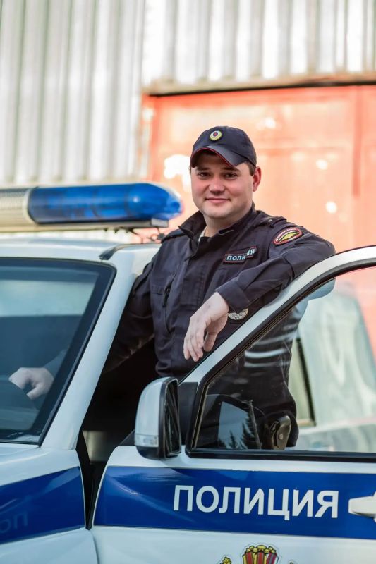 Доброе утро! Продуктивной и насыщенной недели желает инспектор мобильного взвода 3 роты полка ППСП МУ МВД России «Красноярское»: