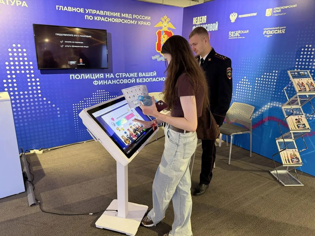 От мультфильмов в VR до записей голосов мошенников: красноярские полицейские развернули экспозицию в Национальном центре «Россия» От мультфильмов в VR до записей голосов мошенников: красноярские полицейские развернули экспозицию в Национальном центре «Россия»