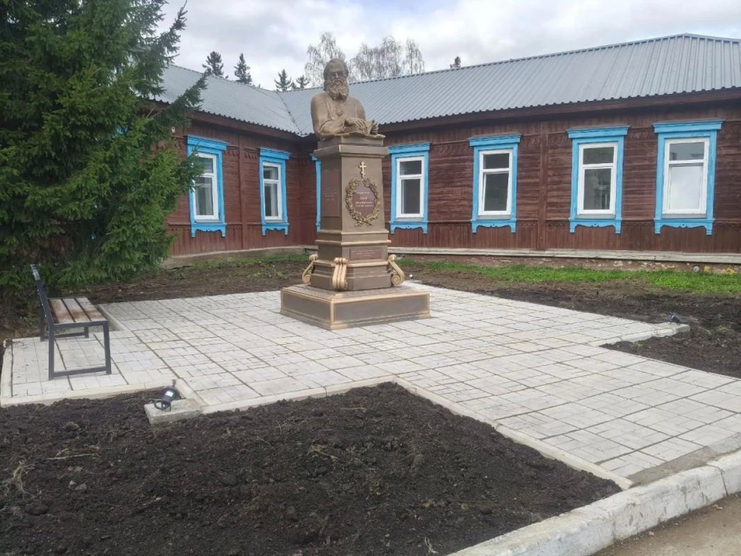 В посёлке Большая Мурта установили памятник святителю Луке (Войно-Ясенецкому), архиепископу Симферопольскому и Крымскому