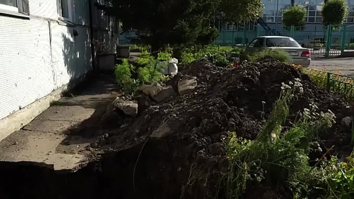 ТЕЧЕТ СНИЗУ И СВЕРХУ. Фундаменты сразу двух жилых домов пострадали от воды