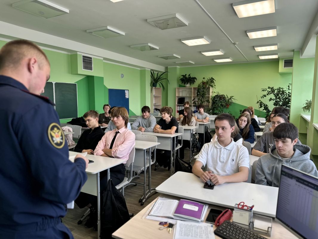 Сотрудники оперативного отдела ИК5 провели профилактическое занятие с учащимися 10-11 классов красноярской средней школы №156