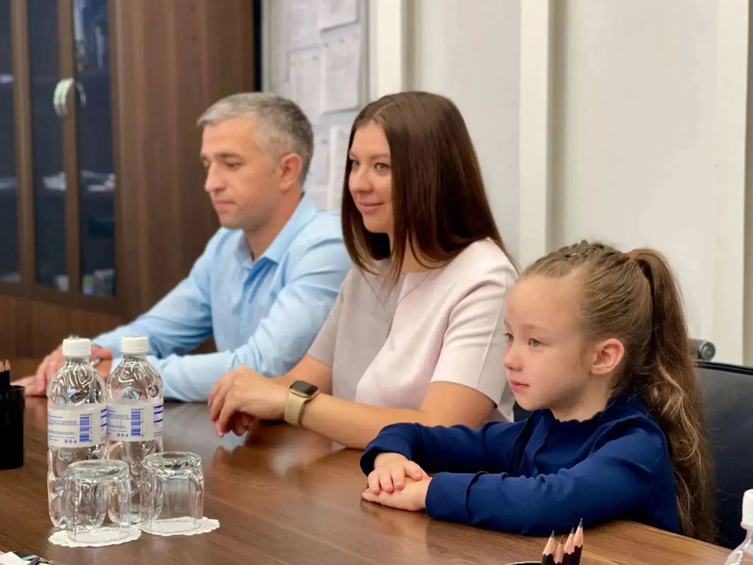 В Железногорске вручили жилищные сертификаты двум молодым семьям В Железногорске вручили жилищные сертификаты двум молодым семьям
