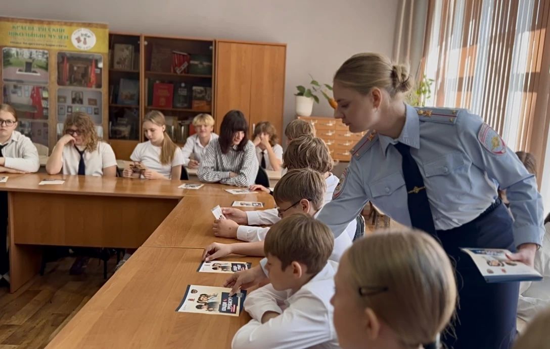 Полиция Красноярска учит подростков защищаться от мошенников и не попадать в криминальные схемы Полиция Красноярска учит подростков защищаться от мошенников и не попадать в криминальные схемы