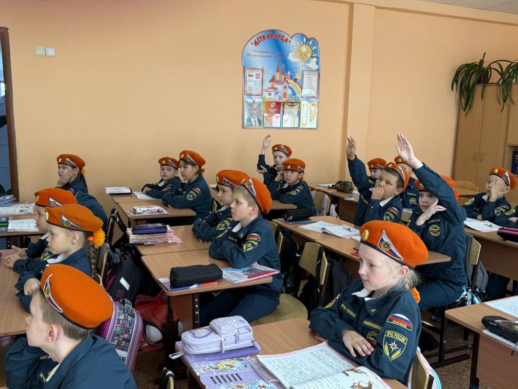 Полиция Красноярска учит подростков защищаться от мошенников и не попадать в криминальные схемы Полиция Красноярска учит подростков защищаться от мошенников и не попадать в криминальные схемы
