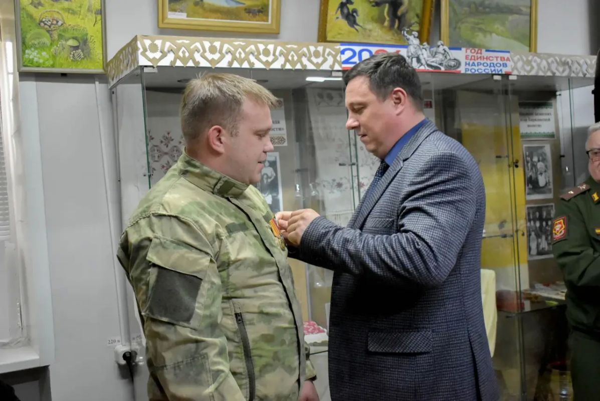 В Бирилюсском округе прошёл «Час мужества: Герои спецоперации — наши земляки» В Бирилюсском округе прошёл «Час мужества: Герои спецоперации — наши земляки»