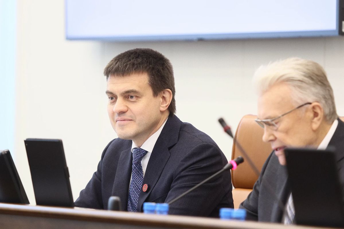 Алексей Додатко остаётся во главе краевого парламента — депутаты поддержали его единогласно Алексей Додатко остаётся во главе краевого парламента — депутаты поддержали его единогласно