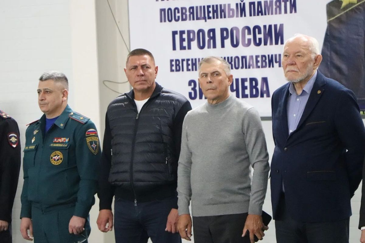 В Красноярске дан старт Открытому турниру по мини-футболу, посвященному памяти Героя России Евгения Зиничева В Красноярске дан старт Открытому турниру по мини-футболу, посвященному памяти Героя России Евгения Зиничева