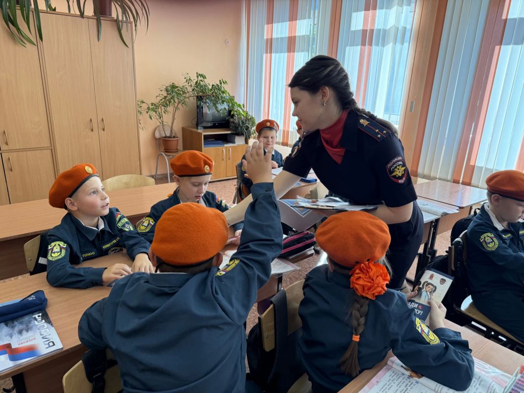 Полиция Красноярска учит подростков защищаться от мошенников и не попадать в криминальные схемы Полиция Красноярска учит подростков защищаться от мошенников и не попадать в криминальные схемы