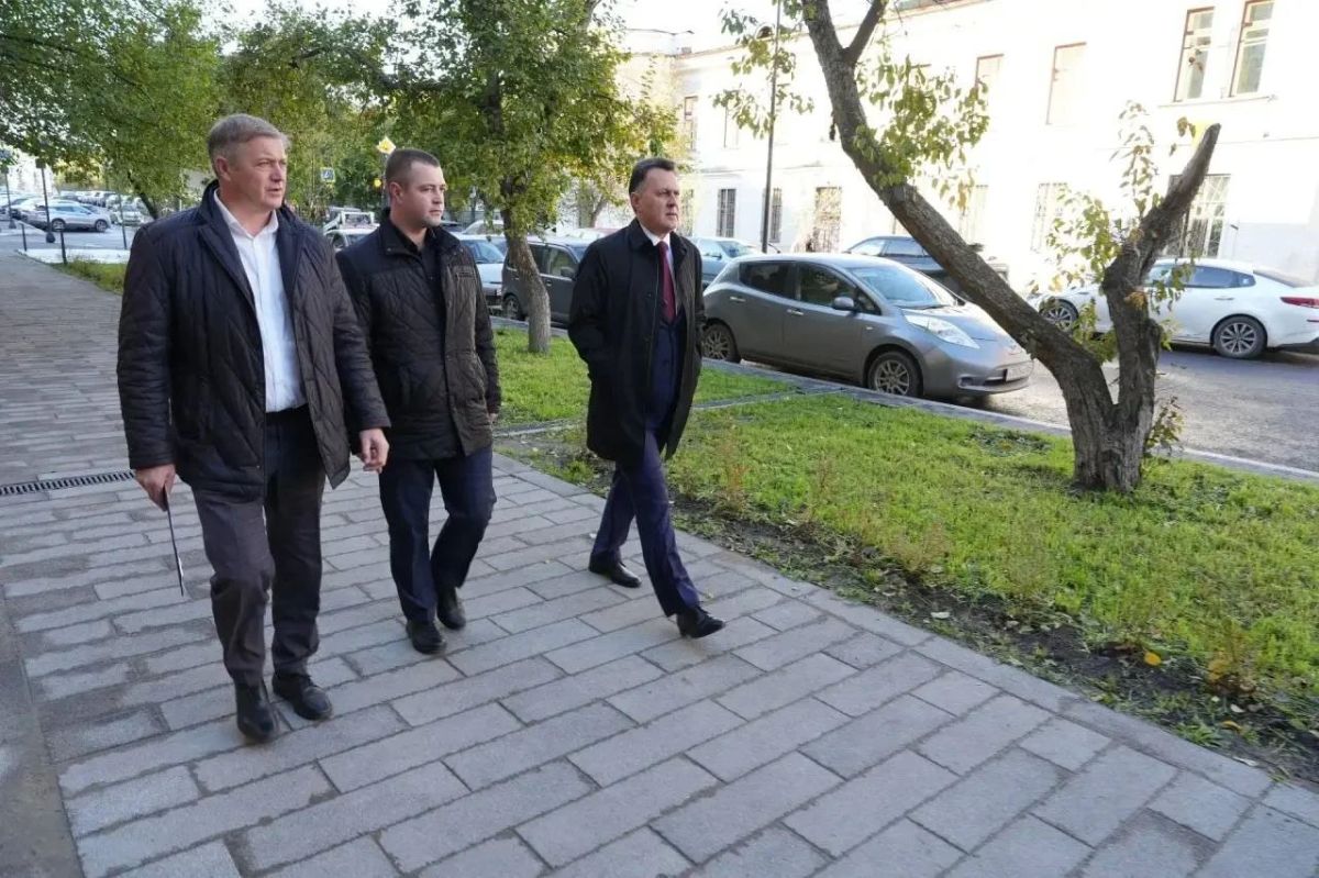 Глава Красноярска прошел по трем улицам — ни одну не закончили вовремя Глава Красноярска прошел по трем улицам — ни одну не закончили вовремя