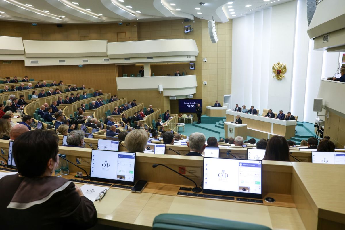 На заседании Совета Федерации представлены сенаторы, наделённые полномочиями органами государственной власти субъектов РФ