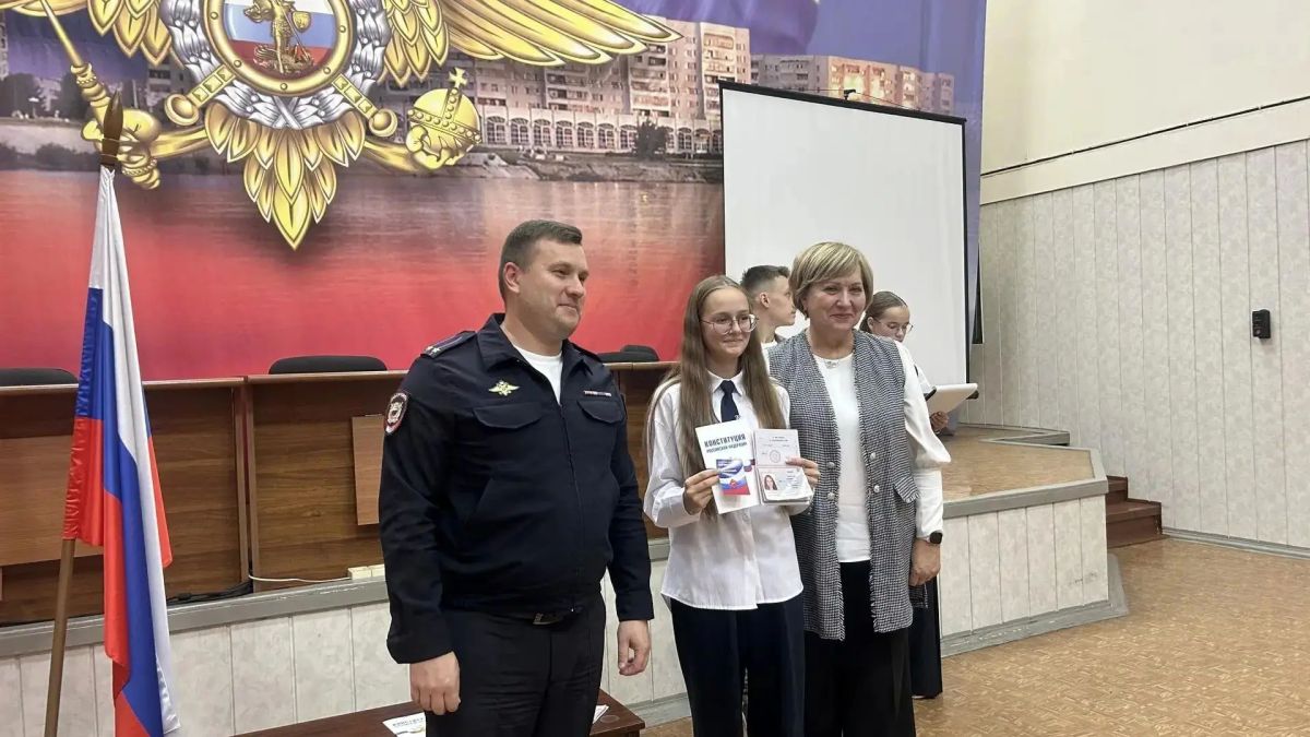 В Зеленогорске школьникам вручили первые паспорта В Зеленогорске школьникам вручили первые паспорта