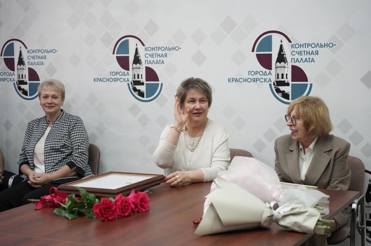Председатель горсовета Наталия Фирюлина поздравила коллектив Контрольно-счетной палаты города с 20-летним юбилеем и вручила награды сотрудникам