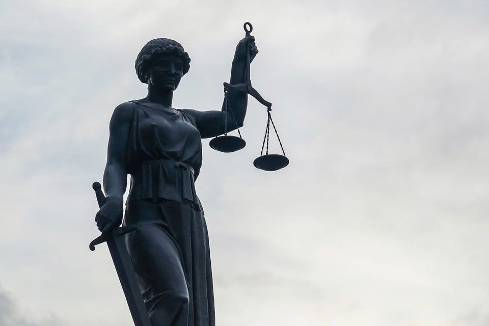 В Красноярском крае дошло до суда дело о надругательстве над нетрезвой женщиной в машине