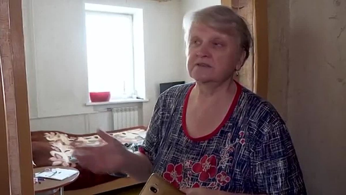 КТО ОПЛАТИТ РЕМОНТ?. Жильцы многоквартирного дома №40 по проспекту имени газеты «Красноярский Рабочий» в Красноярске с июля сталкиваются с регулярными протечками после того, как подрядчики сняли старую крышу
