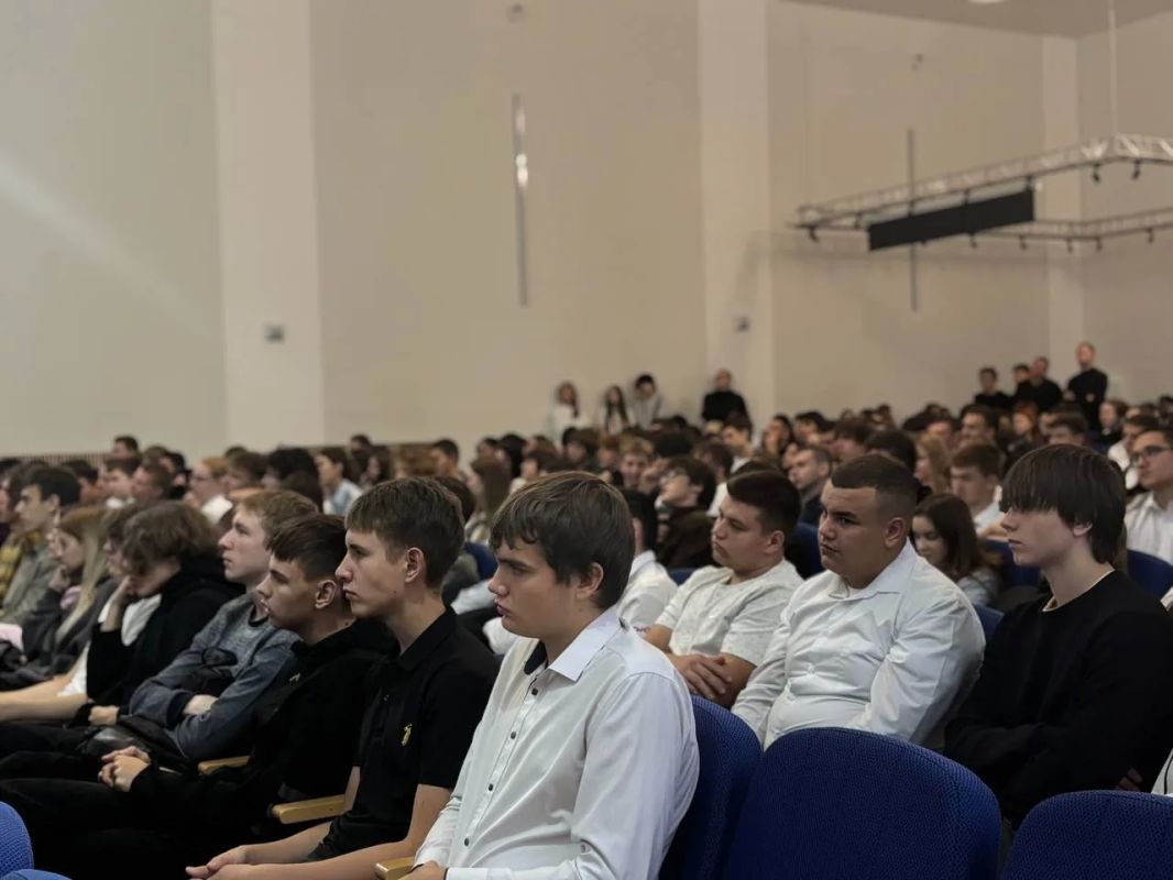 В Красноярске транспортные полицейские провели профилактическую встречу со студентами железнодорожного техникума В Красноярске транспортные полицейские провели профилактическую встречу со студентами железнодорожного техникума