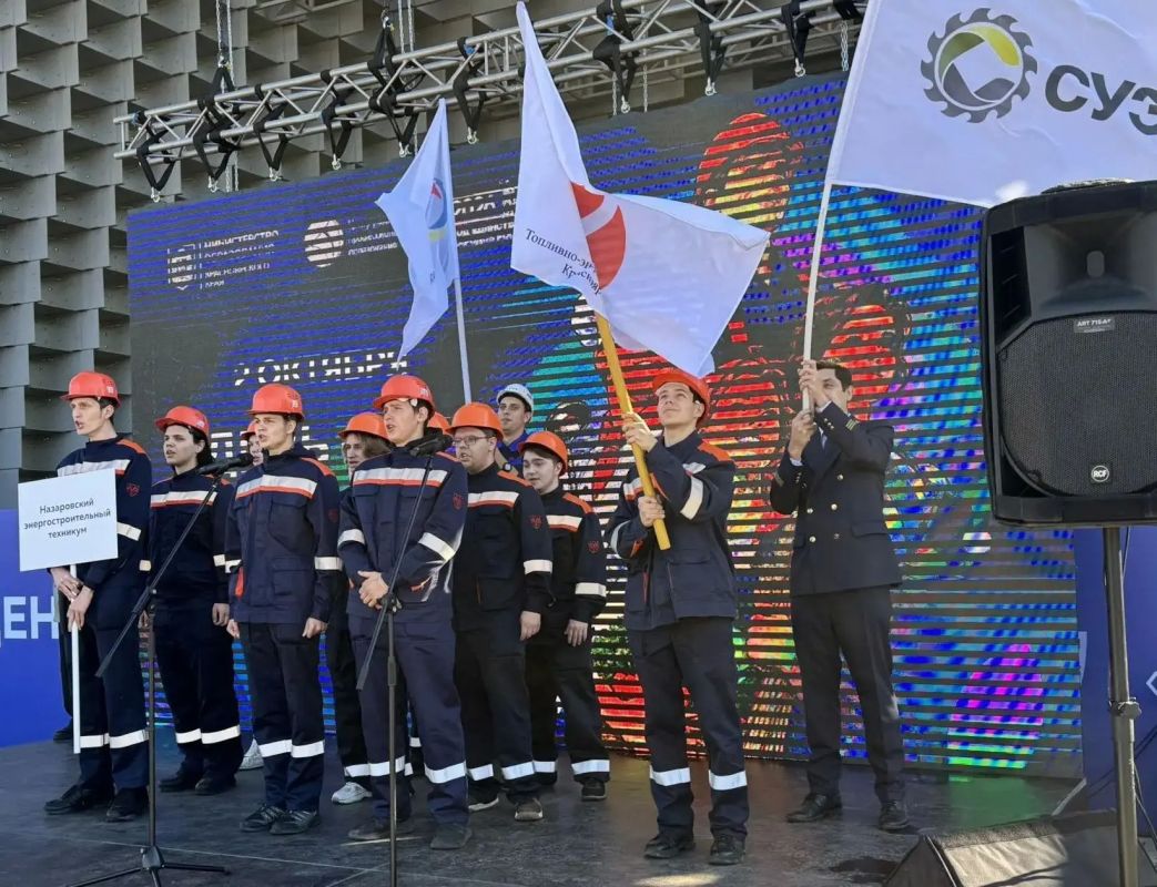 Более 400 студентов, педагогов, директоров техникумов и колледжей края прошли торжественными колонами на арт-параде «Лица профессий» в Красноярске Более 400 студентов, педагогов, директоров техникумов и колледжей края прошли торжественными колонами на арт-параде «Лица профессий» в Красноярске