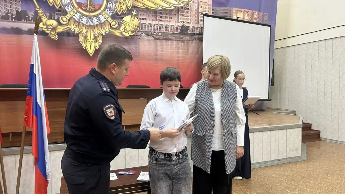 В Зеленогорске школьникам вручили первые паспорта В Зеленогорске школьникам вручили первые паспорта