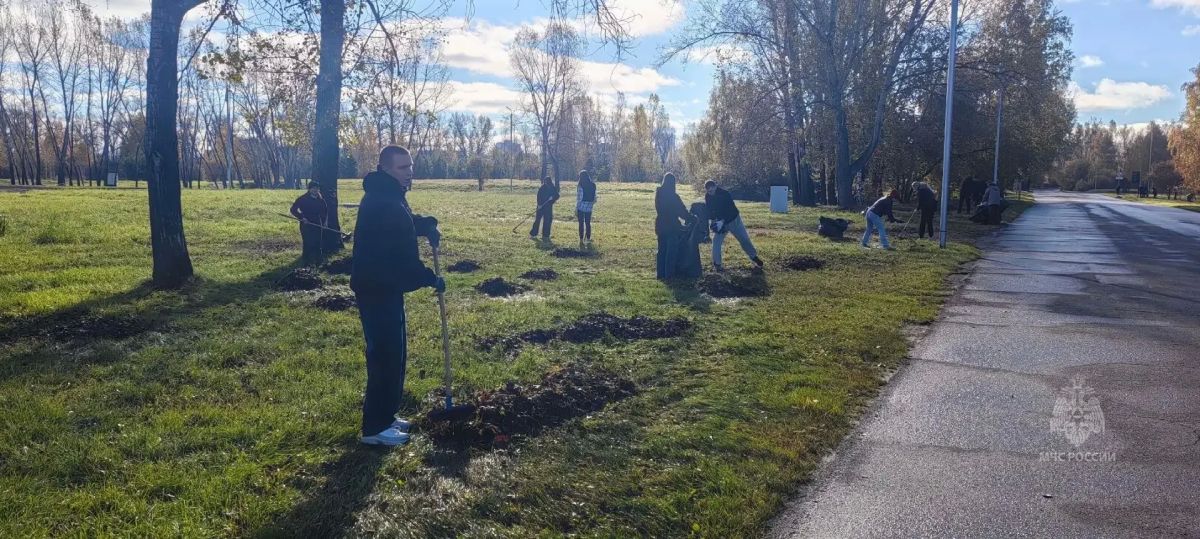Сотрудники Главного управления приняли участие в уборке острова Татышев Сотрудники Главного управления приняли участие в уборке острова Татышев