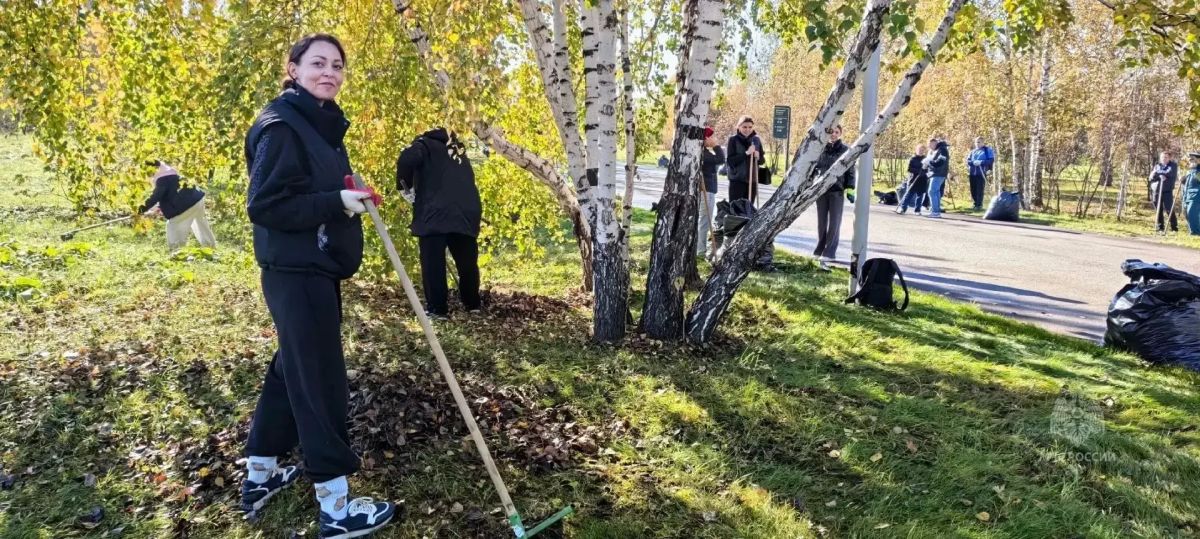 Красноярские спасатели убрали опавшую листву и мусор на острове Татышеве Красноярские спасатели убрали опавшую листву и мусор на острове Татышеве
