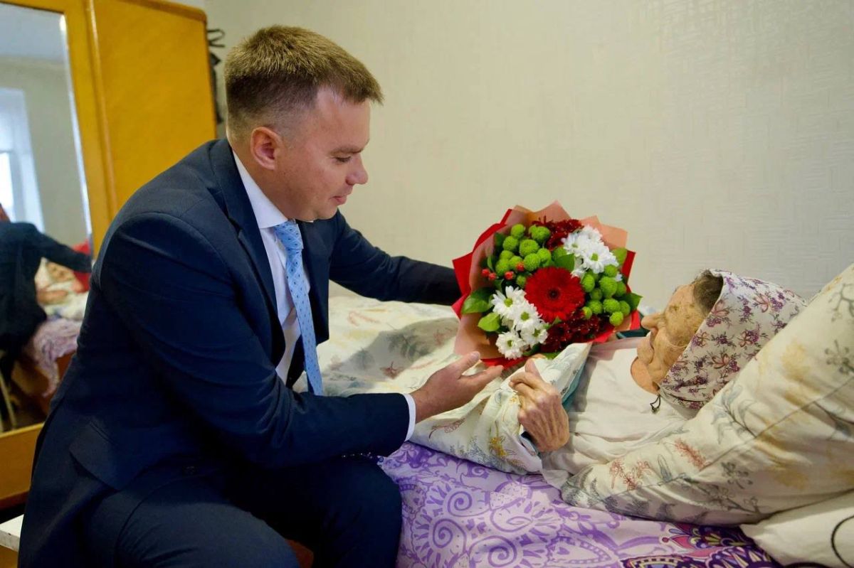 Дмитрий Карасёв: Сегодня поздравил с вековым юбилеем жительницу Норильска — Ольгу Андреевну Багрину Дмитрий Карасёв: Сегодня поздравил с вековым юбилеем жительницу Норильска — Ольгу Андреевну Багрину
