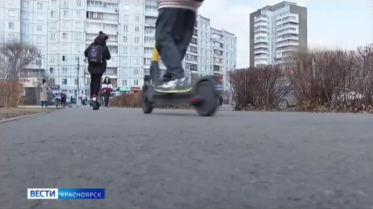 В Красноярске водитель автомобиля избил самокатчика
