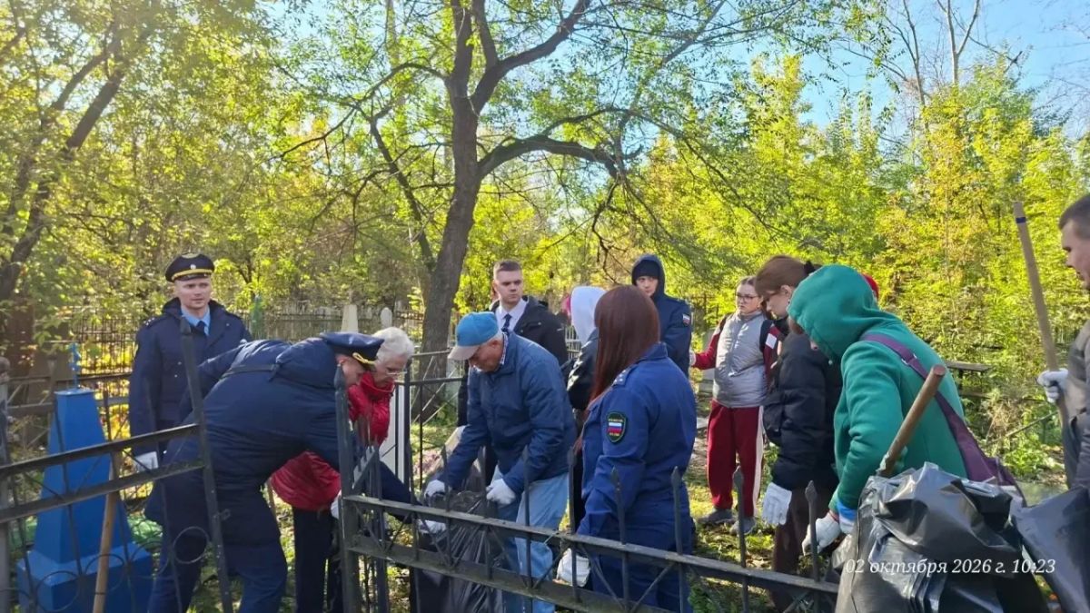 Сохраним наследие: молодые сотрудники и ветераны прокуратуры привели в порядок захоронения на Троицком некрополе Сохраним наследие: молодые сотрудники и ветераны прокуратуры привели в порядок захоронения на Троицком некрополе