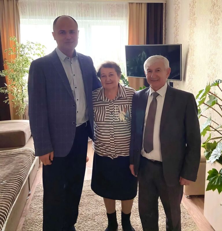 День Учителя — это особый праздник, когда хочется сказать слова благодарности тем, кто ведет нас по жизни