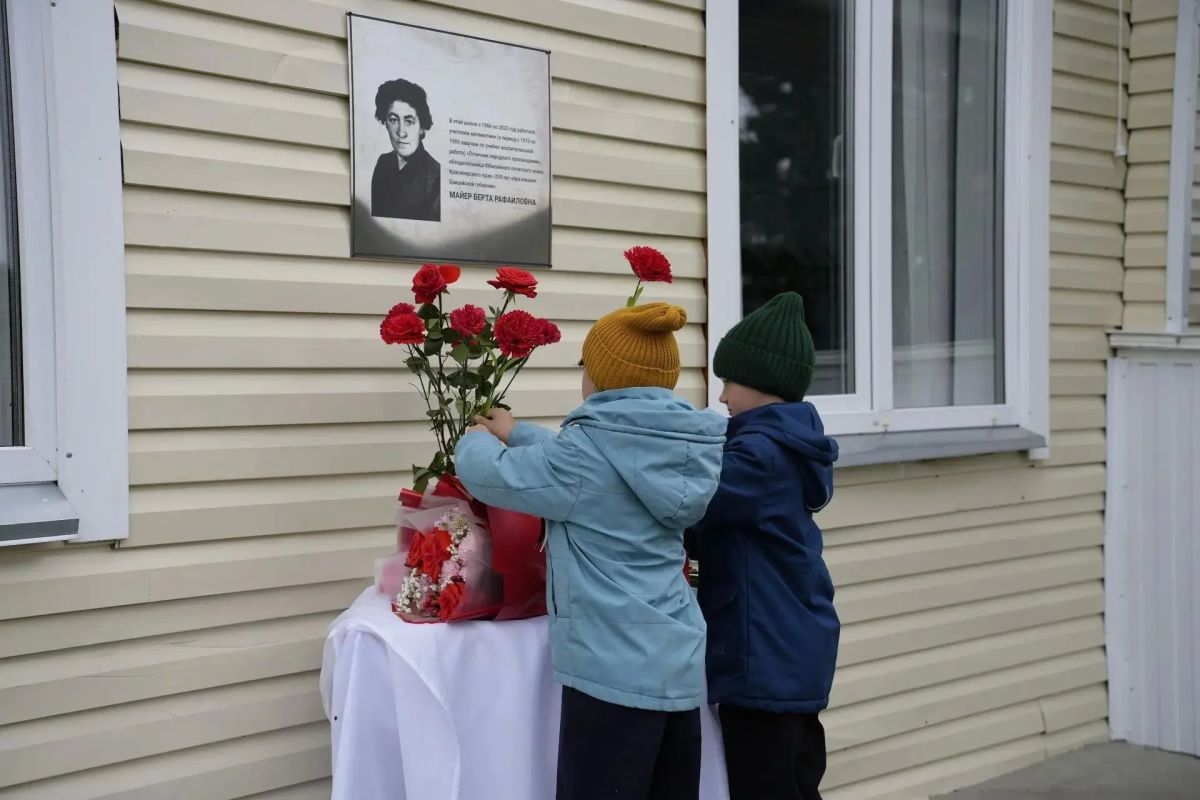 В Дудовской школе Казачинско-Пировского округа открыли мемориальную доску в честь учителя математики В Дудовской школе Казачинско-Пировского округа открыли мемориальную доску в честь учителя математики