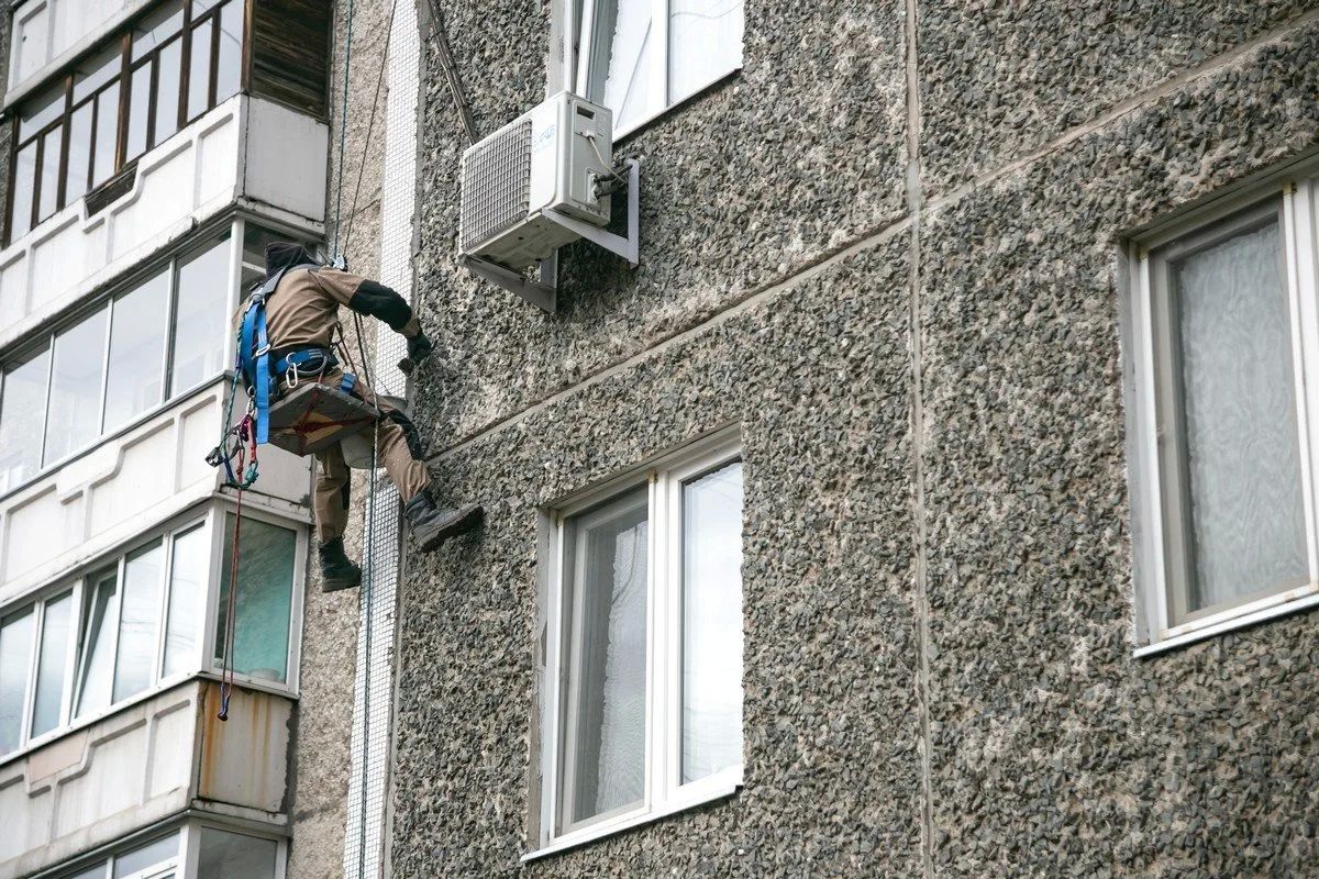 В Зеленогорске женщина оказалась в западне на собственном балконе