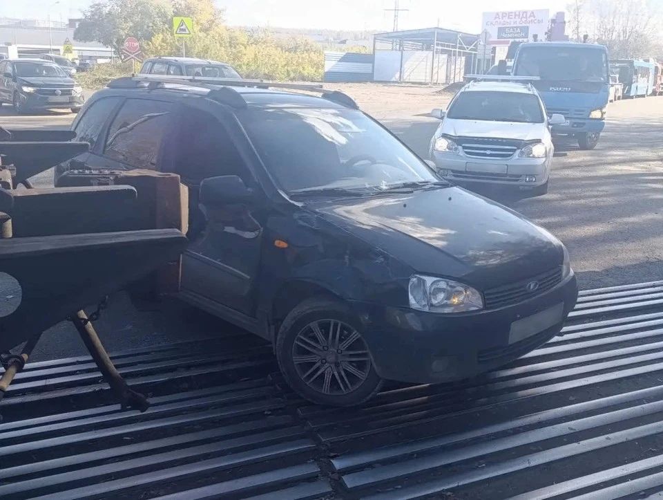 В Красноярске автомобиль выехал на пути перед приближающимся поездом