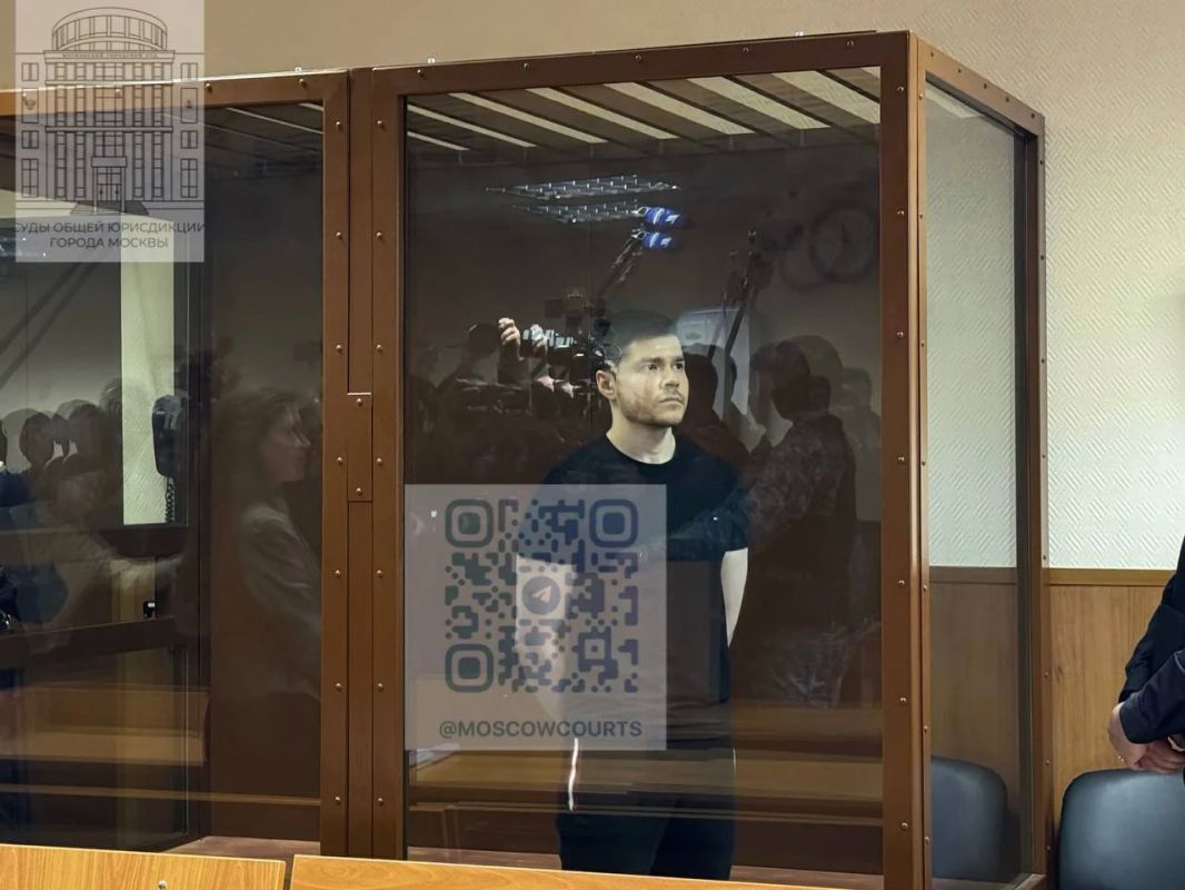 Блогеру Аязу Шабутдинову смягчили срок на год