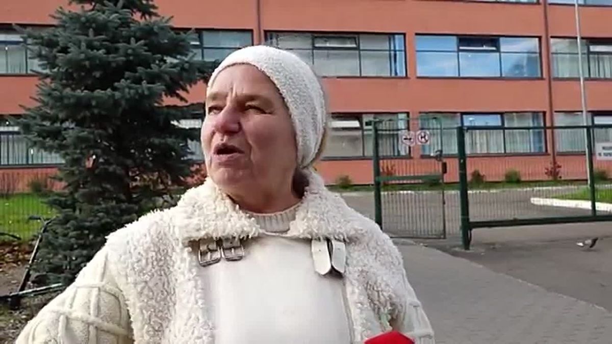 ВАНДАЛИЗМ РАДИ ХАЙПА. В микрорайоне Преображенский подростки ради хайпа снимают видео, на котором они ломают замки, чтобы пробраться на закрытую ото всех крышу