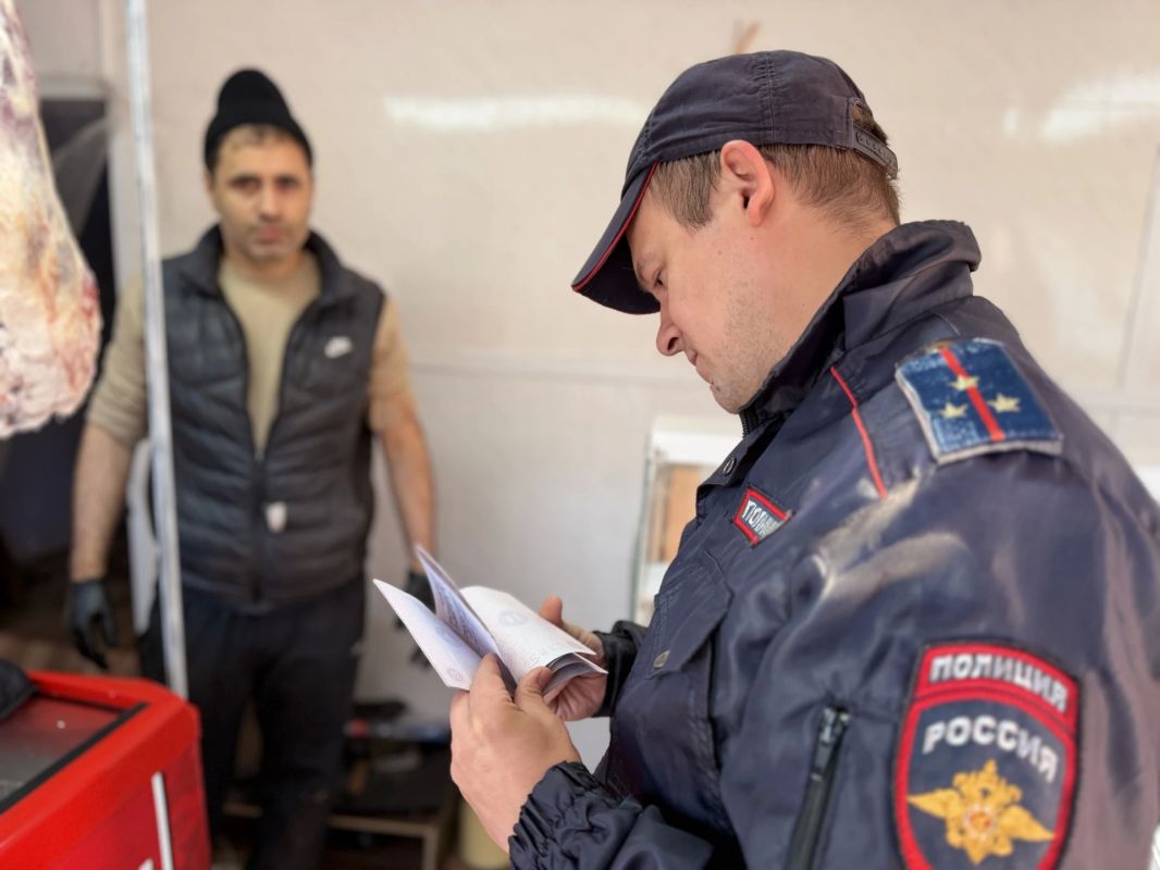 В Красноярске полицейские провели масштабный рейд по линии миграции на рынке в Ленинском районе В Красноярске полицейские провели масштабный рейд по линии миграции на рынке в Ленинском районе