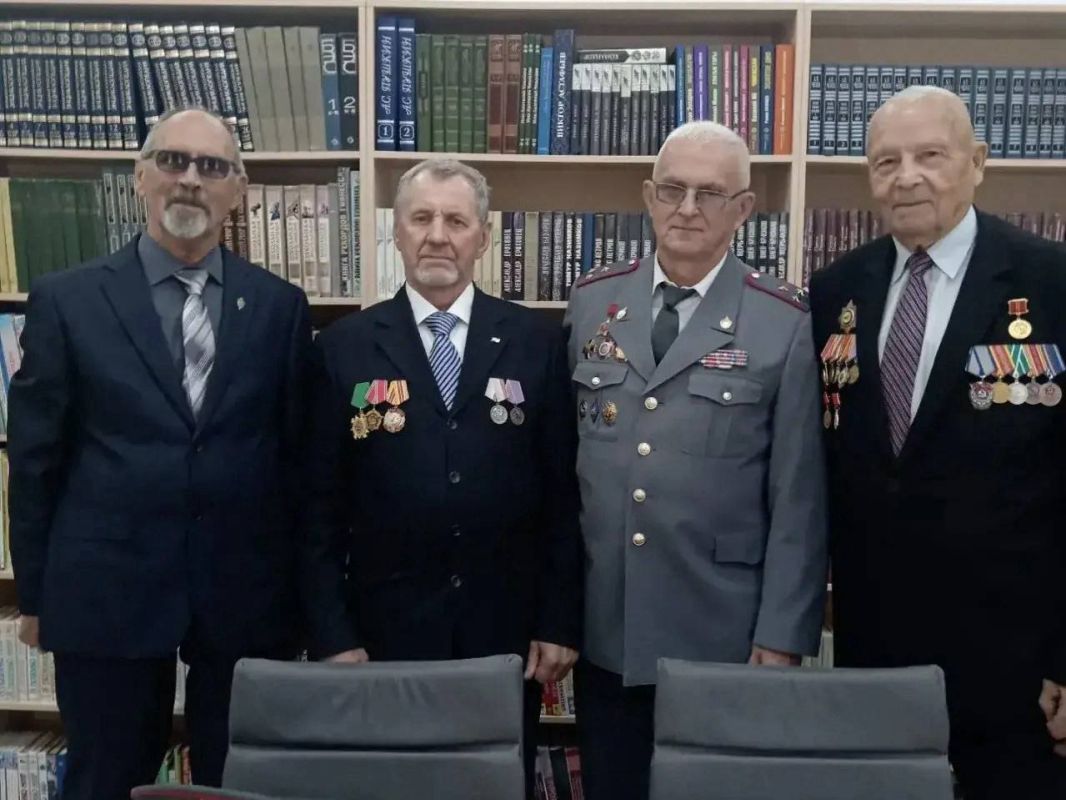В рамках празднования Дня пожилого человека сотрудники полиции и представители Советов ветеранов посетили заслуженных пенсионеров ОВД