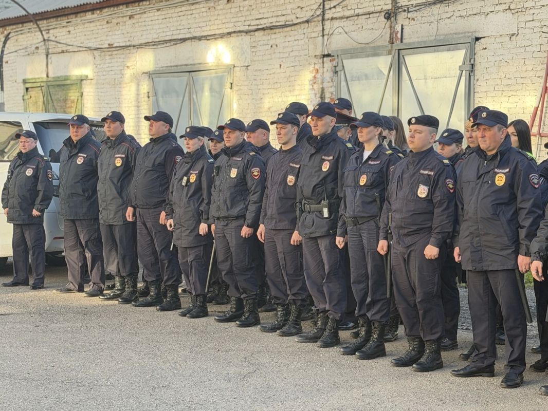 В Красноярске полицейские провели масштабный рейд по линии миграции на рынке в Ленинском районе В Красноярске полицейские провели масштабный рейд по линии миграции на рынке в Ленинском районе