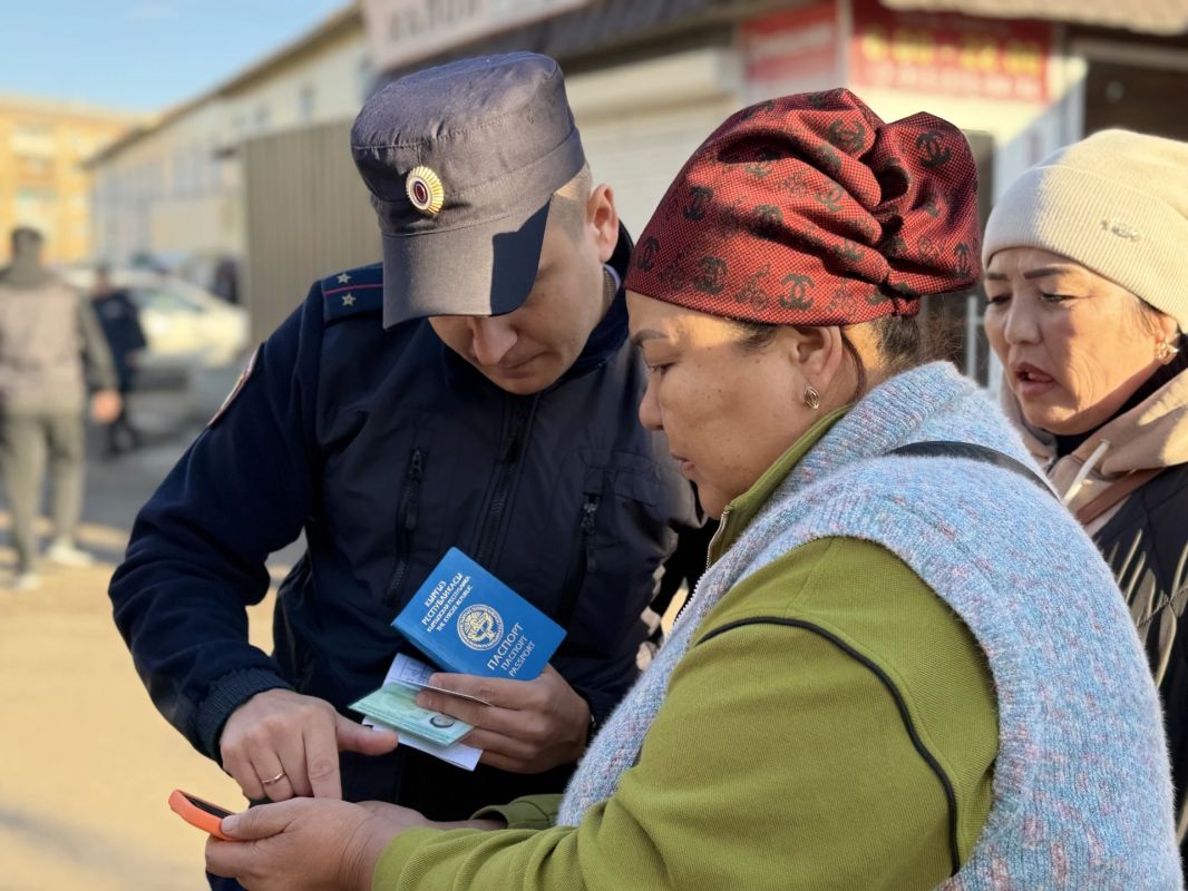 В Красноярске полицейские провели масштабный рейд по линии миграции на рынке в Ленинском районе В Красноярске полицейские провели масштабный рейд по линии миграции на рынке в Ленинском районе