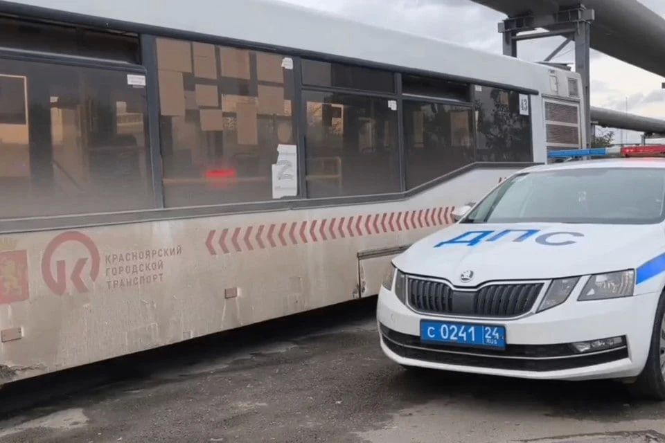 В Красноярске водитель маршрутного автобуса № 43 за несколько секунд совершил сразу три грубых нарушения ПДД