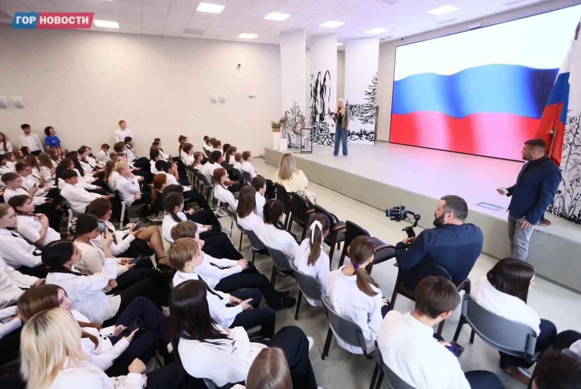 Екатерину Мизулину в Водниках встречала толпа школьников Екатерину Мизулину в Водниках встречала толпа школьников