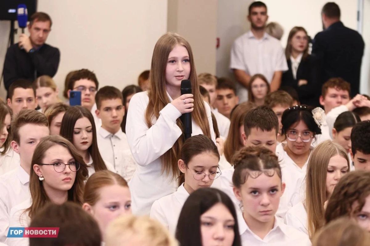Екатерину Мизулину в Водниках встречала толпа школьников Екатерину Мизулину в Водниках встречала толпа школьников