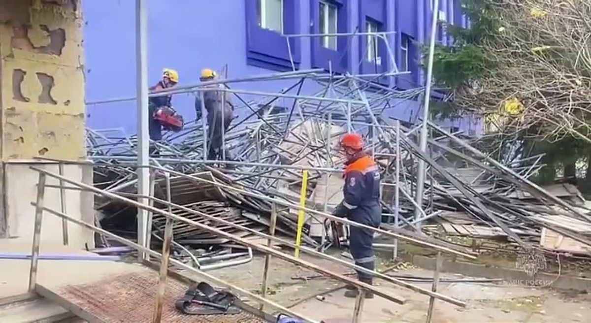 В Красноярске при обрушении лесов погиб рабочий