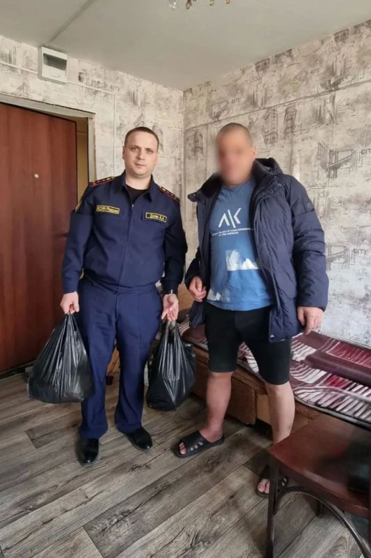 В городе Ачинске сотрудники уголовно-исполнительной инспекции ГУФСИН помогают мужчине, осужденному к ограничению свободы, пройти реабилитацию после тяжелой травмы