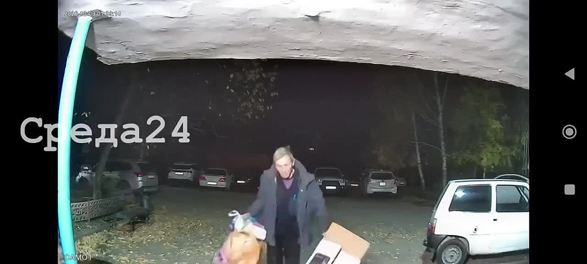 Сегодня около трёх часов ночи в Минусинске на улице Трегубенко, 60, неизвестный мужчина поджог дверь подъезда, во дворе дома был слышен резкий хлопок. Крыльцо четвёртого подъезда оказалось обгоревшим