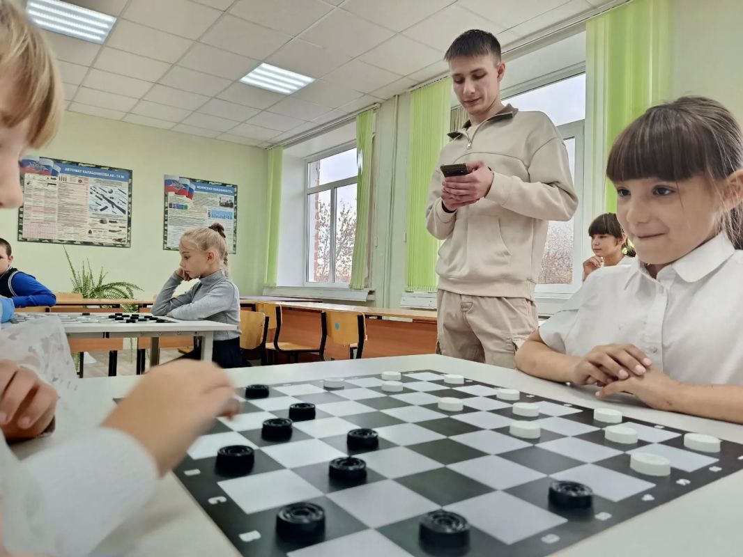Шашечная битва: юные стратеги за доской Шашечная битва: юные стратеги за доской
