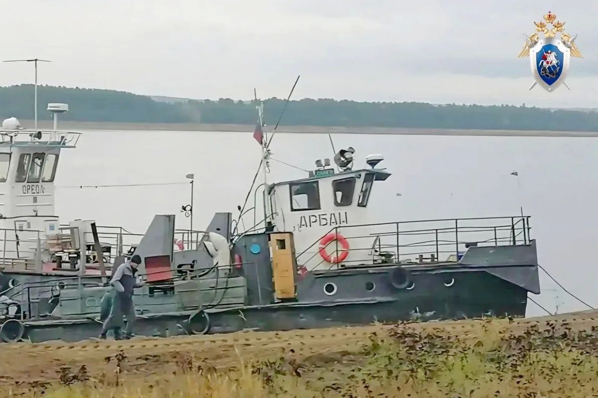 В Красноярском крае при движении по Енисею получил повреждение корпуса тягач-буксир «Арбан»