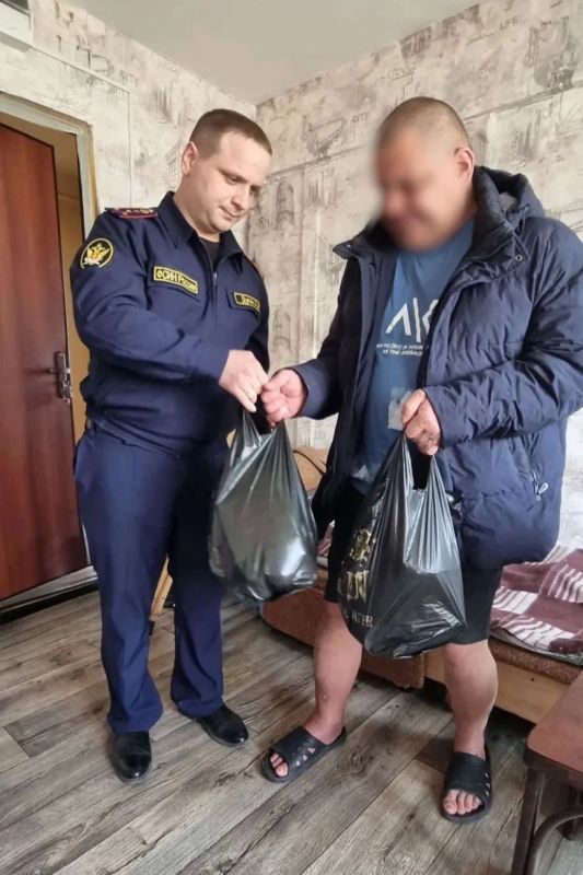 В городе Ачинске сотрудники уголовно-исполнительной инспекции ГУФСИН помогают мужчине, осужденному к ограничению свободы, пройти реабилитацию после тяжелой травмы В городе Ачинске сотрудники уголовно-исполнительной инспекции ГУФСИН помогают мужчине, осужденному к ограничению свободы, пройти реабилитацию после тяжелой травмы